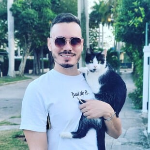 Σάντρο Κάστρο: Ο influencer εγγονός του Φιντέλ που συνεχίζει την επανάσταση στο Instagram 
