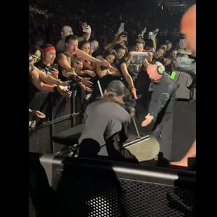 Lady Gaga: Σκόνταψε και έπεσε on stage στη συναυλία στο Λας Βέγκας