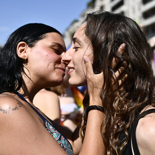 Η Ιταλία αναγνωρίζει γονεϊκή άδεια στη μη βιολογική μητέρα σε ομόφυλο ζευγάρι