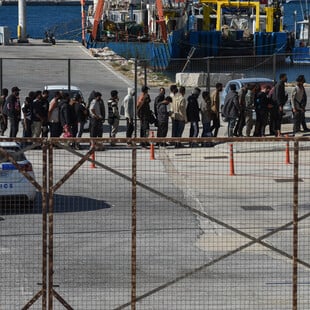 Politico: Η Ελλάδα πιέζει την ΕΕ για σκληρότερη στάση στο μεταναστευτικό