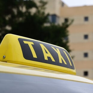 Θεσσαλονίκη: Οδηγός ταξί χτύπησε 21χρονη γιατί αρνήθηκε να πληρώσει παράνομη έξτρα χρέωση