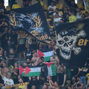 Πέντε προσαγωγές οπαδών της ΑΕΚ πριν τον αγώνα με τη Χάποελ – Κρατούσαν σημαίες της Παλαιστίνης