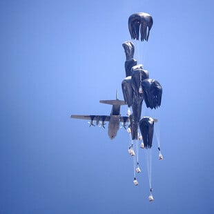 Γάζα: Αεροσκάφη C-130 από Ιορδανία και ΗΑΕ έριξαν 25 τόνους βοήθειας