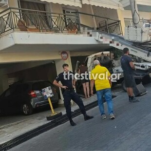 Γερανός έπεσε σε μπαλκόνι διαμερίσματος μετά το Περιστέρι και στη Θεσσαλονίκη