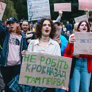 Ουκρανία: Υπό την πίεση διαδηλώσεων και ΕΕ, ο Ζελένσκι αποκαθιστά τη ανεξαρτησία των αρχών κατά της διαφθοράς