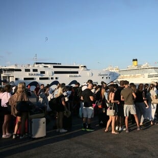 Ξεκίνησε η μαζική έξοδος των αδειούχων του Αυγούστου - Γεμάτα αναχωρούν τα πλοία από τον Πειραιά