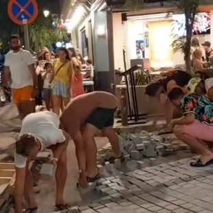 Η δουλειά κάνει τους άντρες, το γιαπί το πηλοφόρι το μυστρί: Τουρίστες στα Μάλια βάζουν πλακάκια στο δρόμο