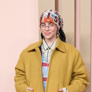 Η Billie Eilish μετατρέπει μεγάλες επιτυχίες της σε νανουρίσματα