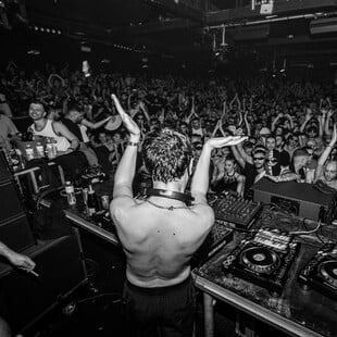 Γιατί οι DJ παίζουν χειρότερα στην Ελλάδα από ό,τι στο εξωτερικό;