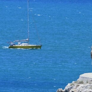 Σκάφος προσέκρουσε σε βραχώδη ακτή στη Διάπορο Χαλκιδικής: Υπάρχουν τραυματίες