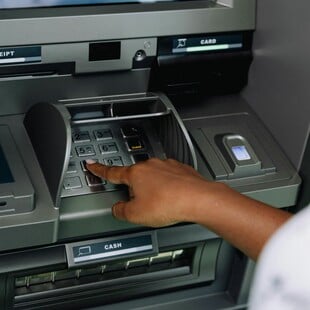 Από τη Δευτέρα 11 Αυγούστου δωρεάν αναλήψεις από τα ΑΤΜ των ελληνικών τραπεζών