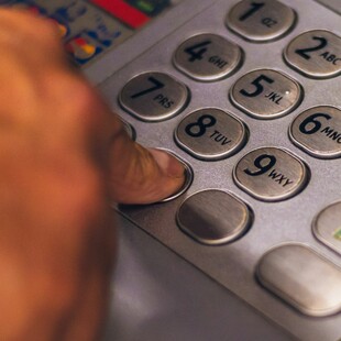 ΑΤΜ: Όσα αλλάζουν στις αναλήψεις και τις προμήθειες από 11 Αυγούστου