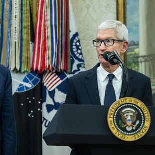 Δασμούς 100% στα μικροτσίπ από τον Τραμπ, ενώ η Apple ανακοινώνει επενδύσεις $100 δισ. στις ΗΠΑ
