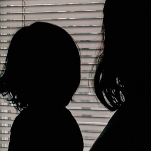 Βιασμός 10χρονης στη Θεσσαλονίκη: Δίωξη σε βαθμό κακουργήματος στη μητέρα της και τον σύντροφό της