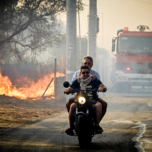 Κερατέα: Βραχυκύκλωμα σε κολώνα της ΔΕΗ φέρεται να προκάλεσε τη μεγάλη πυρκαγιά