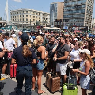 Λιμάνι Πειραιά: Ένταση και αγανάκτηση επιβατών για Νάξο – Ανέβηκαν στον καταπέλτη και καθυστέρησαν τον απόπλου