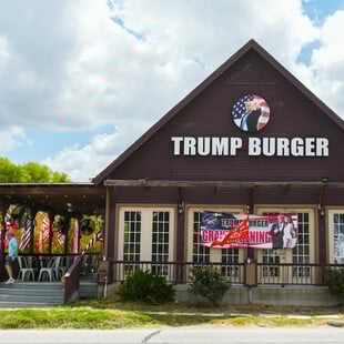 ΗΠΑ: Ο ιδιοκτήτης της αλυσίδας «Trump Burger» συνελήφθει και κινδυνεύει με απέλαση