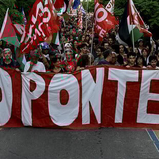 Ιταλία: Δεκάδες χιλιάδες διαδήλωσαν στη Μεσίνα κατά της γέφυρας που θα ενώνει τη Σικελία με την ηπειρωτική χώρα