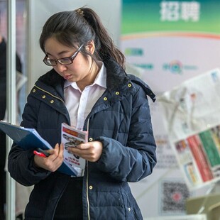 Κίνα: Νέοι και άνεργοι πληρώνουν για να προσποιούνται πως δουλεύουν