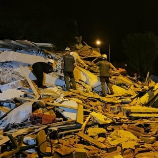Τουρκία: Συνελήφθησαν ιδιοκτήτης και εργολάβος κτιρίου που κατέρρευσε στον σεισμό, αφήνοντας έναν νεκρό