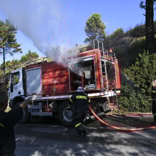 Φωτιά τώρα στον Άγιο Στέφανο - Στη μάχη και εναέρια μέσα