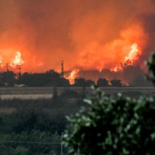 Φωτιές τώρα: Εκτός ελέγχου τα μέτωπα σε Αχαΐα, Μέγαρα, Πρέβεζα, Χίο και Ζάκυνθο