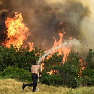Φωτιές τώρα: Ανεξέλεγκτα μέτωπα σε Αχαΐα, Πρέβεζα, Χίο και Ζάκυνθο