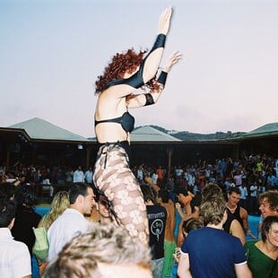 Προσκύνημα στη Μύκονο των ’90s