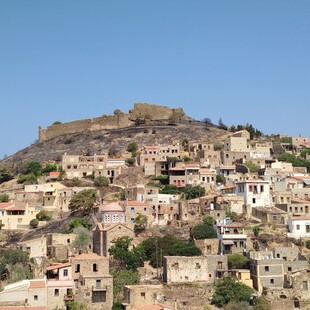 Χίος: Μικρές φθορές από τη φωτιά στον ναό Αγίου Γεωργίου και στο Κάστρο της Βολισσού