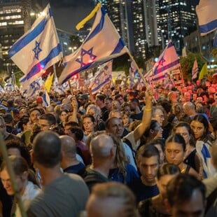 Δεκάδες χιλιάδες διαδηλωτές στο Τελ Αβίβ ζητούν τον τερματισμό του πολέμου στη Γάζα