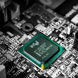 Η Intel εξασφαλίζει «σωσίβιο» 2 δισ. δολαρίων από τη SoftBank – Σκέψεις για συμμετοχή και από την κυβέρνηση Τραμπ