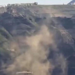 Σαντορίνη: Βίντεο από τη στιγμή της μεγάλη κατολίσθησης στο Ημεροβίγλι