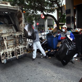 Ασπρόπυργος: Νεαροί ξυλοκόπησαν οδηγό απορριμματοφόρου