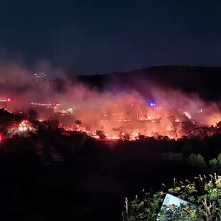 Σαλαμίνα: Υπό έλεγχο η φωτιά στο Βρωμοπούσι - Φέρεται να ξεκίνησε από βεγγαλικά