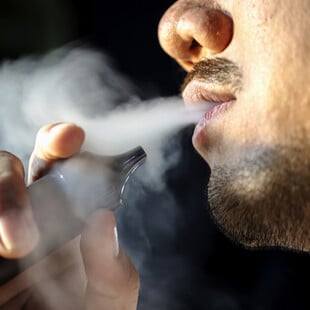 Σιγκαπούρη: Σκληρά μέτρα κατά του ατμίσματος - Χτυπήματα με  βέργα και έως και 20 χρόνια φυλάκιση