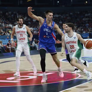 Eurobasket 2025: Ο Πετρούσεβ έριξε γροθιά σε αντίπαλό του και αποβλήθηκε