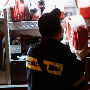 Φωτιά τώρα σε εγκαταλελειμμένο χώρο στο Κιάτο - Μήνυμα από το 112