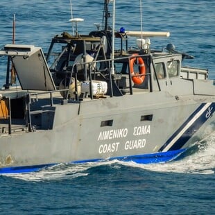 Χίος: Βίντεο από τη στιγμή που κρατούμενος πέφτει στη θάλασσα για να δραπετεύσει