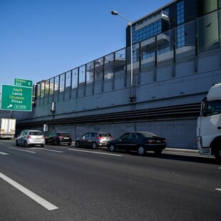 Τροχαίο στην Αττική Οδό: Σύγκρουση νταλίκας με φορτηγό – Διακοπή της κυκλοφορίας σε δύο λωρίδες