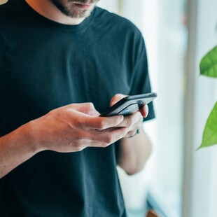 Γιατί όλο και περισσότεροι άνθρωποι αφαιρούν τις εφαρμογές με ειδήσεις: «Τώρα δεν έχω αυτό το άγχος»