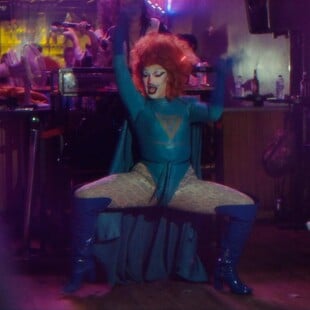 Η drag artist Florence Konstantina Delight αρνείται να βυθιστεί στις σκιές