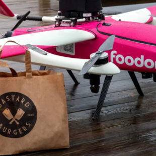«Έχει φύγει το παιδί»: Θα παραδώσουν τα drones την επόμενη παραγγελία σας για ζεστό φαγητό; Το κόστος και τα προβλήματα