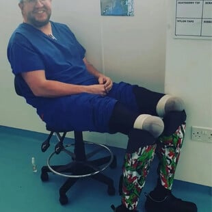 Χειρουργός του NHS που ακρωτηρίασε τα πόδια του για να ικανοποιήσει σεξουαλική επιθυμία καταδικάστηκε