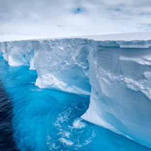 Το μεγαλύτερο παγόβουνο στον κόσμο έσπασε σε «πολύ μεγάλα κομμάτια»