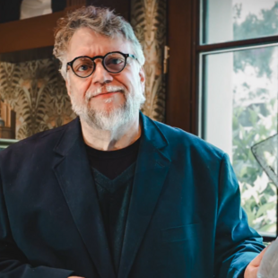 Γκιγιέρμο ντελ Τόρο: Μετά την αποθέωση στο Φεστιβάλ Βενετίας δημοπρατεί τη «συλλογή τρόμου» του