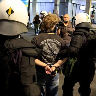 Επεισόδια στο Σύνταγμα μετά τη συγκέντρωση για τα Τέμπη