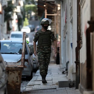 Εντοπίστηκε χειροβομβίδα δίπλα σε κάδο απορριμμάτων στον Κολωνό