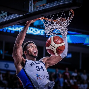 Eurobasket 2025: FΙΒΑ και Μιλγουόκι υποκλίθηκαν στον «ημίθεο Γιάννης Αντετοκούνμπο»