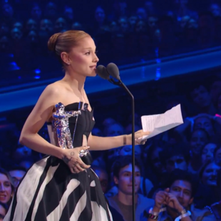 «Ευχαριστώ τους γκέι, σας αγαπώ», είπε η Ariana Grande μετά τη βράβευσή της στα VMAs 