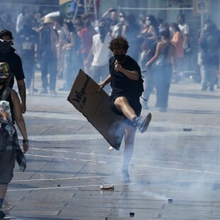 «Μακρόν παραιτήσου»: Οι νέοι της Γαλλίας στους δρόμους ενάντια στη «Δημοκρατία της ελίτ»